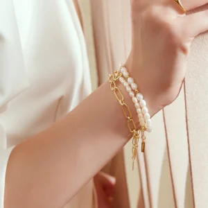 Bracelet en or orné de perles d'eau douce et de zircon cubique blanc