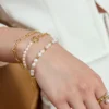 Bracelet en or orné de perles d'eau douce et de zircon cubique blanc
