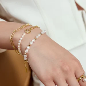 Bracelet en or orné de perles d'eau douce et de zircon cubique blanc