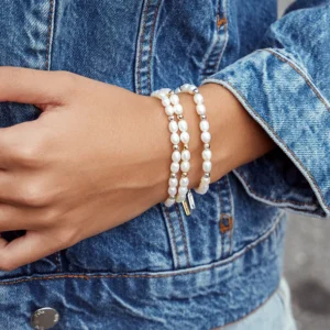 Bracelet en or orné de perles d'eau douce et de zircon cubique blanc